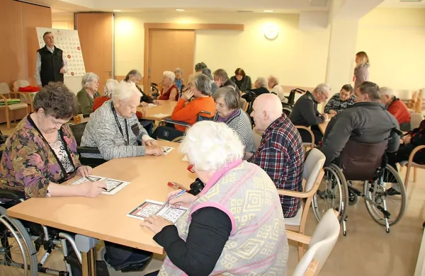 Med najbolj priljubljenimi dejavnostmi med stanovalci DSO je 
tombola. Vodi jo stanovalec in prostovoljec Štefan Čičigoj.