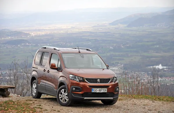 Peugeot rifter, ki opozarja nase s terensko šminko, je nadomestil 
partnerja tepee.