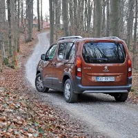 Z 18-centimetrskim odmikom karoserije od tal je vožnja po makadamu za odtenek bolj samozavestna.