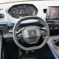 Koncept potniške kabine i-cockpit med drugim prinaša veliko 
odlagalnih mest, osrednji zaslon na dotik in volan manjših 
dimenzij.