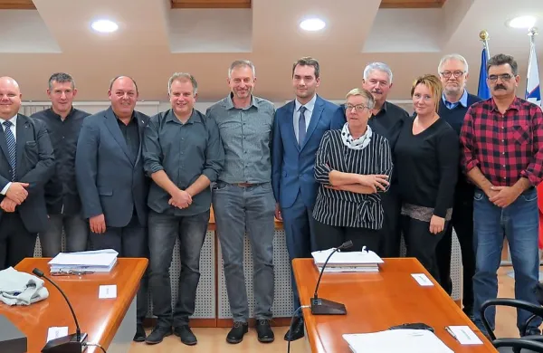 Včeraj je komenska občina dobila nov občinski svet, ki ga bodo 
sestavljali (od leve proti desni): Stojan Tavčar, Goran Živec, Marjan 
Mržek, Boris Budal, David Zega, Erik Modic (župan), Urban Grmek 
Masič, Adrijana Konjedič, Evgen Kavčič, Alenka Tavčar, Damjan 
Grmek, Stojan Kosmina in Matjaž Brus. Manjkal je  Ivo Kobal.