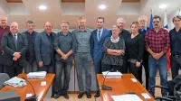 Včeraj je komenska občina dobila nov občinski svet, ki ga bodo 
sestavljali (od leve proti desni): Stojan Tavčar, Goran Živec, Marjan 
Mržek, Boris Budal, David Zega, Erik Modic (župan), Urban Grmek 
Masič, Adrijana Konjedič, Evgen Kavčič, Alenka Tavčar, Damjan 
Grmek, Stojan Kosmina in Matjaž Brus. Manjkal je  Ivo Kobal.