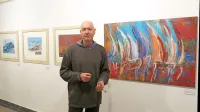 Dejan Mehmedovič med deli Zvesta Apollonia in letos nastalo sliko Mire Ličen Krmpotić.