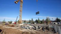 Ko bo spomladi zrasel   nov  trgovski center, bo desno od Šmarske ceste Lidlovo dvorišče, levo 
Mercatorjevo.  