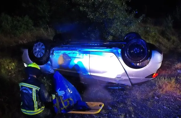 S svojo opel astro in osmimi Afganistanci v avtu je sredi avgusta 
Hrvat končal na strehi nad Črnotičami. Nižjo kazen si je skušal 
priboriti tudi tako, da je poudarjal, kako požrtvovalno jih je vlekel 
iz avta. 