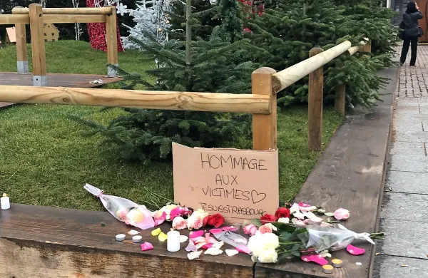 Ljudje so se z rožami poklonili žrtvam.