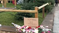 Ljudje so se z rožami poklonili žrtvam.