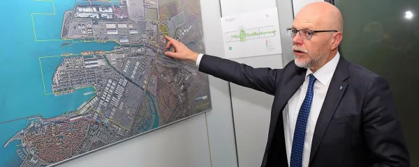 Dimitrij Zadel kaže, kje nastaja nov srminski vhod, ki ga bodo odprli marca, kje bo nov kamionski terminal in kje želijo skladiščiti avtomobile.