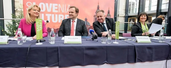 Vrh slovenskega turizma v Narodni galeriji (z leve): Maja Pak, direktorica STO, ministra Dejan Prešiček in Zdravko 
Počivalšek ter državna sekretarka Eva Štravs Podlogar.