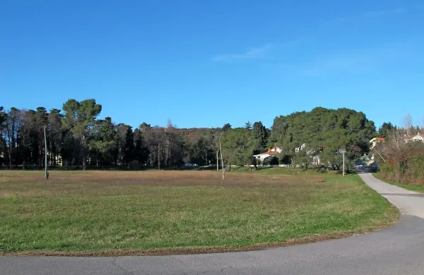 Ob Sončnem parku in vojašnici slovenskih pomorščakov ankaranska občina načrtuje veliko parkirišče. 