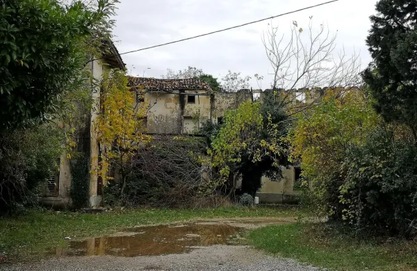 Propadajoča Gradnikova domačija naj bi z novim lastnikom le dobila veljavo in videz, ki ji pritiče.