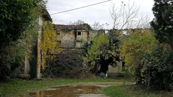 Propadajoča Gradnikova domačija naj bi z novim lastnikom le dobila veljavo in videz, ki ji pritiče. 