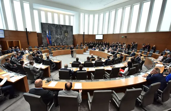 Vpliv vsakega glasu je demokratični ideal, politična realnost 
parlamentarnega sistema pa sili v kompromise. 