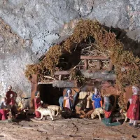 Te lesene jaslice je mama podarila Gregorju Tozonu. Zanimivo je, 
da so glavne figure zelo natančno izrezljane, lesene pa je očitno 
izdelal vajenec.