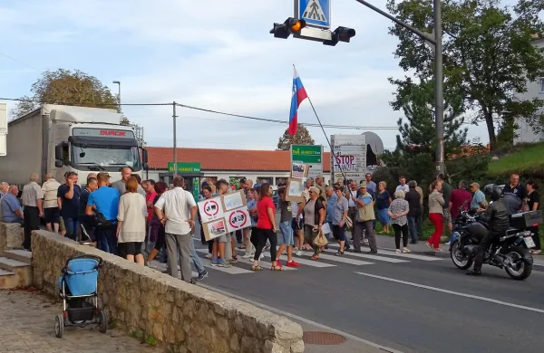 Protesti domačinov so vendarle zalegli, ministrstvo in direkcija sta 
se končni začela pogovarjati in napovedala prva ukrepe. 