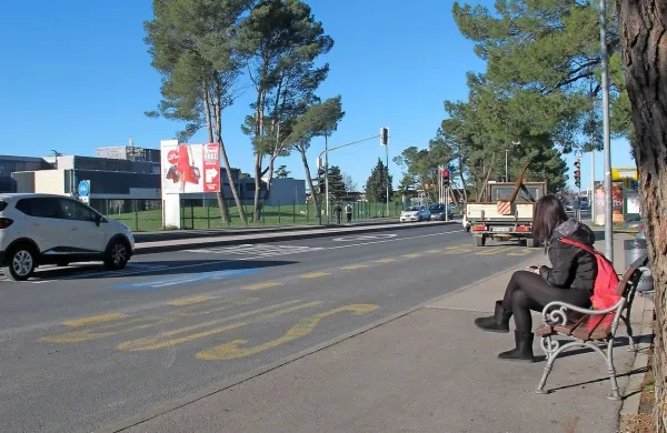 Avtobusno postajališče ob Šmarski cesti je v prometnih konicah 
velikokrat zaparkirano. 