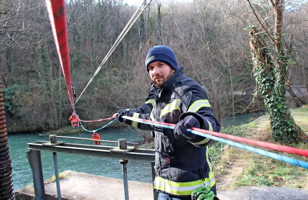 Gasilec Tilen Božič  dela z vrvmi različnih barv. Takšne so zato, da 
jih ne bi zamešali. 