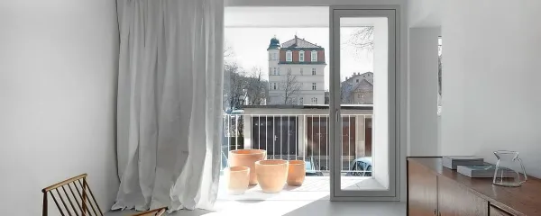 Izbrani klasični kosi pohištva bogatijo in barvajo bivanje.
