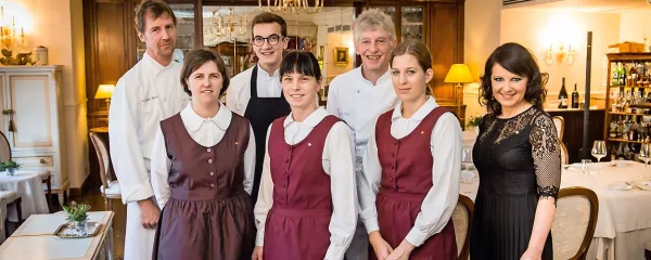 Ekipa Kendovega dvorca (z desne):  Helena Pregelj-Tušar, Tadeja 
Pavšič, Franci Pivk, Irma Razpet, Matevž Moravec, Simona Golja- 
Kosmač, Matevž Moravec in Klavdij Pirih.