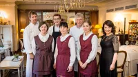 Ekipa Kendovega dvorca (z desne):  Helena Pregelj-Tušar, Tadeja 
Pavšič, Franci Pivk, Irma Razpet, Matevž Moravec, Simona Golja- 
Kosmač, Matevž Moravec in Klavdij Pirih.