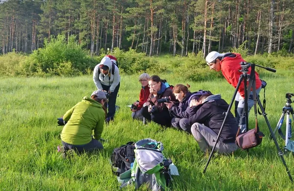 Člani društva se družijo na naravoslovnih ekskurzijah, tečajih 
naravoslovne fotografije, izobraževanjih, naravovarstvenih akcijah ...