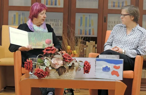 Aksinja Kermauner (levo) se  je v pogovoru z Vladko Tucovič Sturman sprehodila skozi svoj opus. 