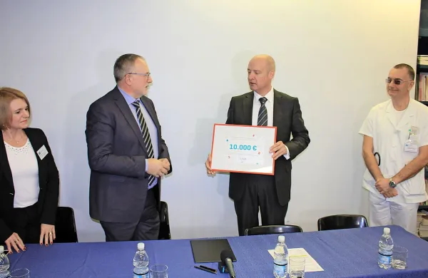 Donacijo so od direktorja SENG Marjana Pintarja (drugi z leve) 
prejeli strokovna direktorica Dunja Savnik Winkler, direktor Stanislav Rijavec in Robert Winkler (z leve).  