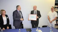 Donacijo so od direktorja SENG Marjana Pintarja (drugi z leve) 
prejeli strokovna direktorica Dunja Savnik Winkler, direktor Stanislav Rijavec in Robert Winkler (z leve).  