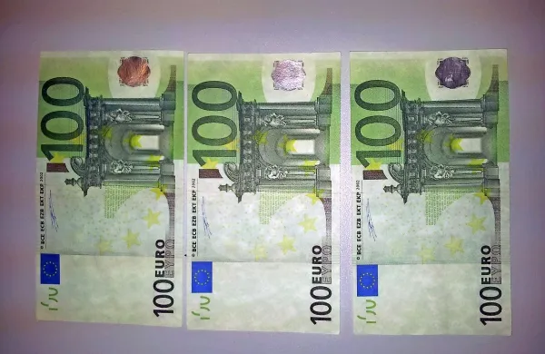 Poleg ponaredkov za sto evrov se v obtoku najpogosteje znajdejo 
še bankovci za 20 in 50 evrov.