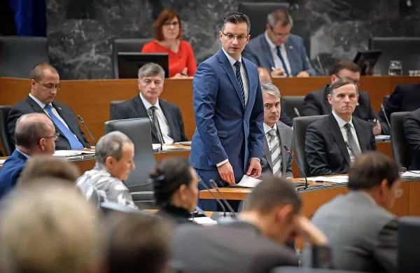Premier Marjan Šarec ocenjuje, da  zakon o javnem naročanju ni 
optimalen in da bi bilo treba zakonodajo v določenem delu 
spremeniti.