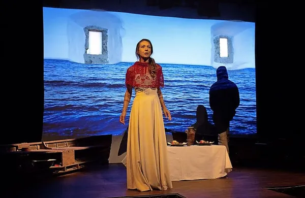 V Preroku igrata Maruša Oblak v vlogi Almitre in Miha Rodman v naslovni vlogi. 