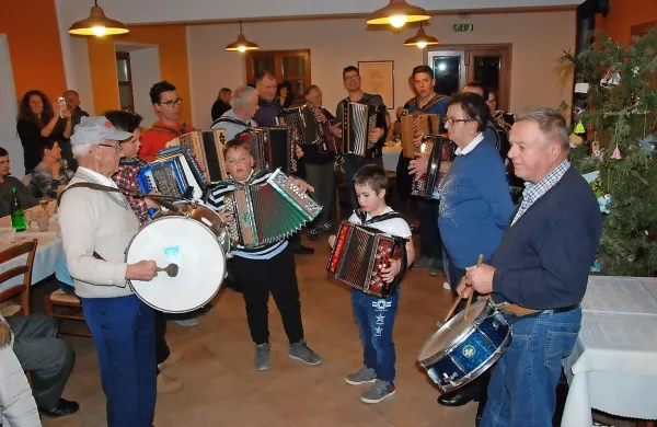 V Avberju se je spet izkazalo, da glasba lepo povezuje ljudi vseh generacij. 