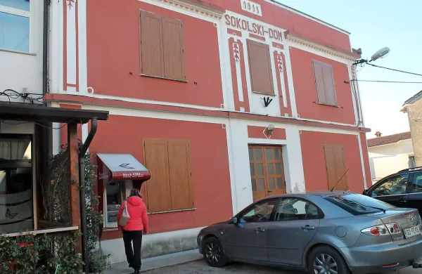 V Prvačini uporabnikom bankomat sporoča, da ga bodo ukinili. 
Ponekod so to preprečile občine. 