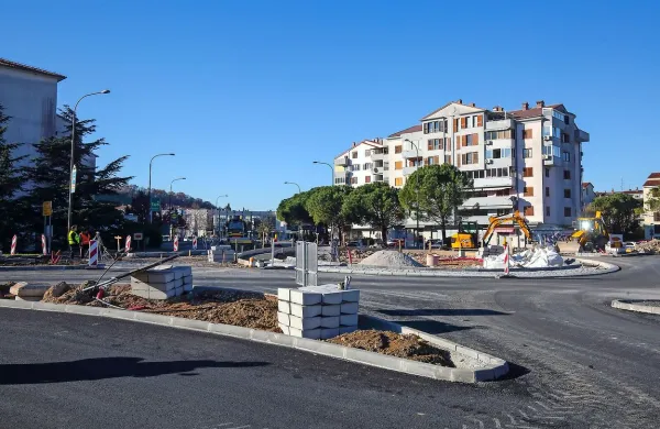 Po napovedih direkcije bo krožišče zelo široko, poskrbeli bodo 
tudi  za  odvodnjavanje in  cestno razsvetljavo. Na vse to pa bo treba 
počakati do konca januarja.