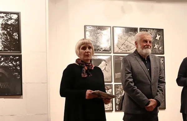 Na otvoritvi razstave sta Andreja Perka in njegove fotografije obiskovalcem predstavili kustosinja  Tanja Cigoj (levo) in  direktorica Pilonove galerije  Tina Ponebšek. 