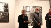 Na otvoritvi razstave sta Andreja Perka in njegove fotografije obiskovalcem predstavili kustosinja  Tanja Cigoj (levo) in  direktorica Pilonove galerije  Tina Ponebšek. 