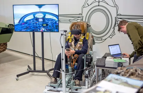 Na simulatorju letenja se je preizkusilo že približno 2000 obiskovalcev.