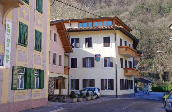 

  Turistov na Mostu na Soči  je vse več, a največja turistična objekta, 
gostilna Vuga in hotel Lucija, imata težave.