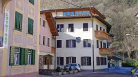

  Turistov na Mostu na Soči  je vse več, a največja turistična objekta, 
gostilna Vuga in hotel Lucija, imata težave.