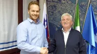 “Ne se bati delati in niti poveseliti, še zlasti   ob krajevnem 
prazniku,”  je Maks Filipčič (desno) položil na srce svojemu 
nasledniku   Matjažu Gergeti. 