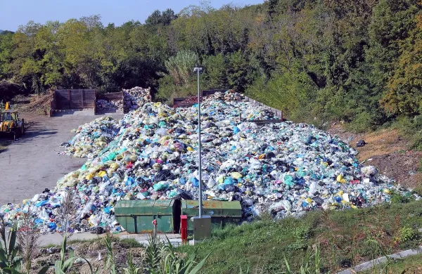 V zbirnih centrih komunalnih podjetij se je odpadna embalaža 
začela kopičiti po tistem, ko so DROE sklenile, da ne bodo 
prevzemale embalaže, za katero ni plačana embalažnina.  Na sliki 
deponija Okolja Piran v Dragonji  konec oktobra. 
