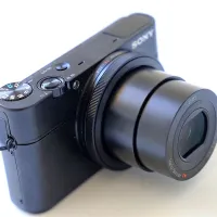 Starosta izjemne kakovosti - sony RX 100 I. Cena: 349 evrov.