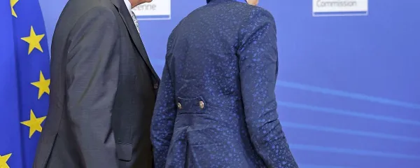 Zapleteno odhajanje. Jean Claude Juncker in Theresa May.