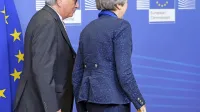 Zapleteno odhajanje. Jean Claude Juncker in Theresa May.