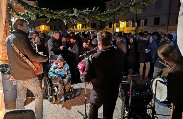 Za uvod v praznično dogajanje ob vipavski brunarici je med 
drugimi poskrbela tudi zasedba Ne joči pevec.