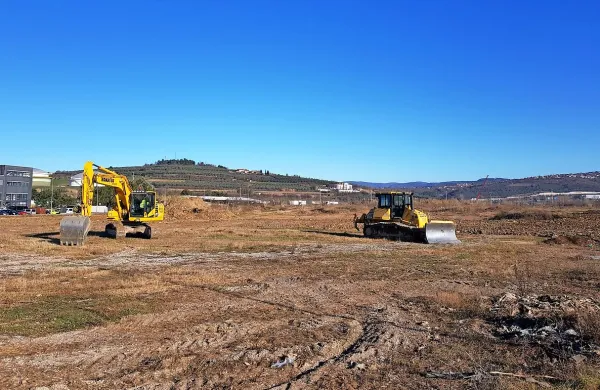 V podjetju Adria Produkt, ki je novi lastnik obsežne parcele v 
obrtni coni Srmin, so naročili čiščenje terena, saj so neznanci tja 
dolga leta odlagali vsakovrstni material in kosovne odpadke. 