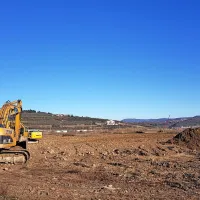 V podjetju Adria Produkt, ki je novi lastnik obsežne parcele v obrtni coni Srmin, 
so naročili čiščenje terena, saj so neznanci tja dolga leta odlagali vsakovrstni 
material in kosovne odpadke. 