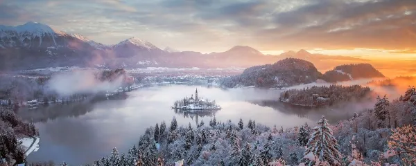Pogled na Bled z Ojstrice, najlepša krajinska  fotografija letošnjega 
leta po izboru revije National Geographic