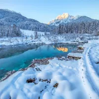 Naravni rezervat Zelenci, talni izvir Save Dolinke, v ozadju z 
jutranjim  soncem obsijani Mangrt