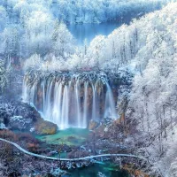  Plitviška jezera 20.  januarja letos -   prva Ivančičeva  fotografija, 
objavljena na spletni strani National Geographica.
